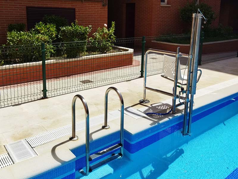 Elevador grúa acuática de piscina instalada en Benissa Alicante