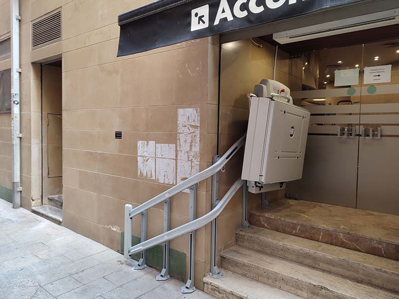 Instalación de plataforma salvaescaleras Supra de TKE en Murcia